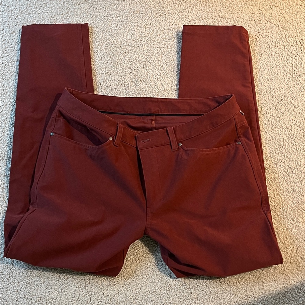 lululemon athletica Men's Slim Straight Jeans - Rust Red